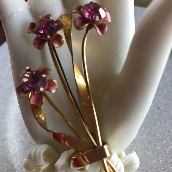 ANTIQUE GOLD TONE BROOCH WITH PINK STONES - Picture 1 of 2